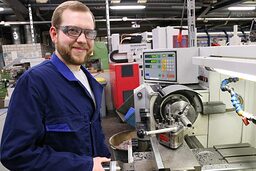 Feinwerkmechanikermeister Andreas Düll an einer CNC-Fräsmaschine
